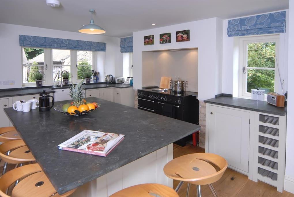 Beautiful Cotswolds house in stunning village, sleeps 10 view 4