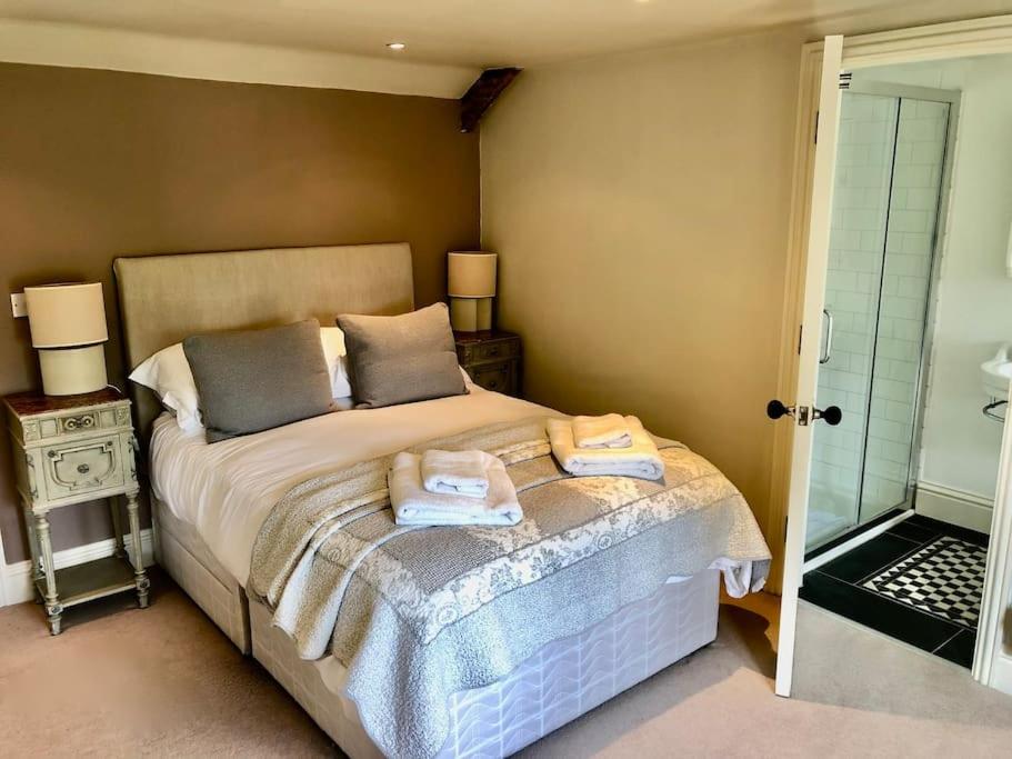 Beautiful Cotswolds house in stunning village, sleeps 10 view 5