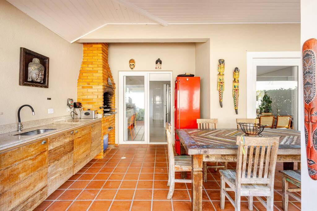Casa alto padrão, condomínio pé na areia