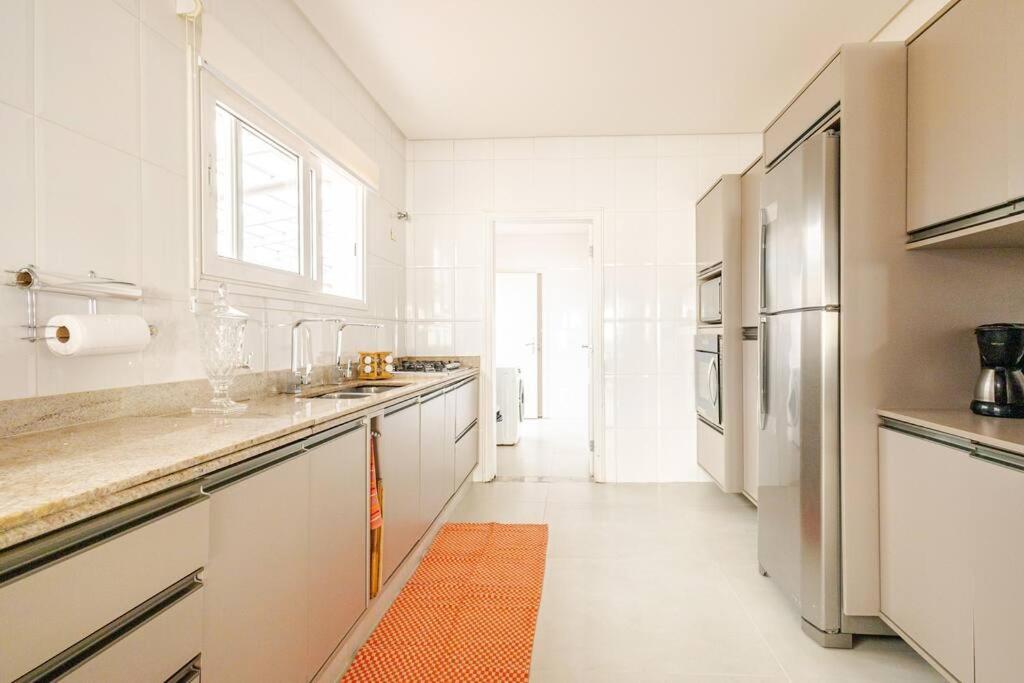 Casa alto padrão, condomínio pé na areia