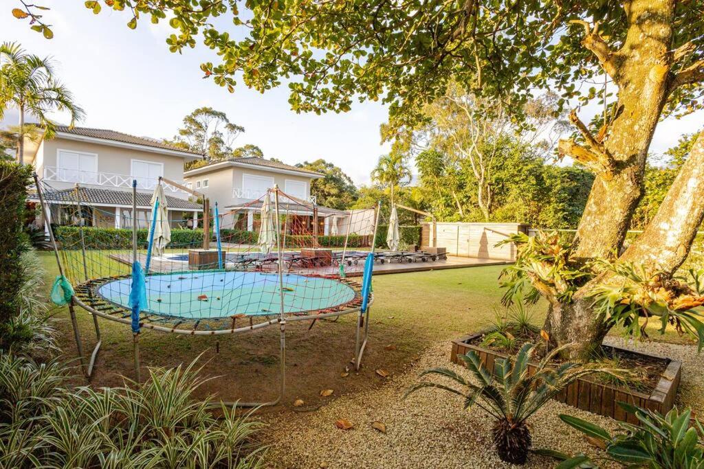Casa alto padrão, condomínio pé na areia