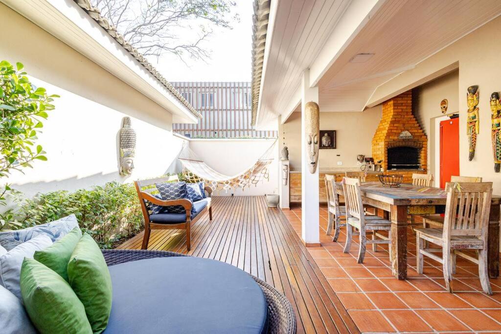 Casa alto padrão, condomínio pé na areia