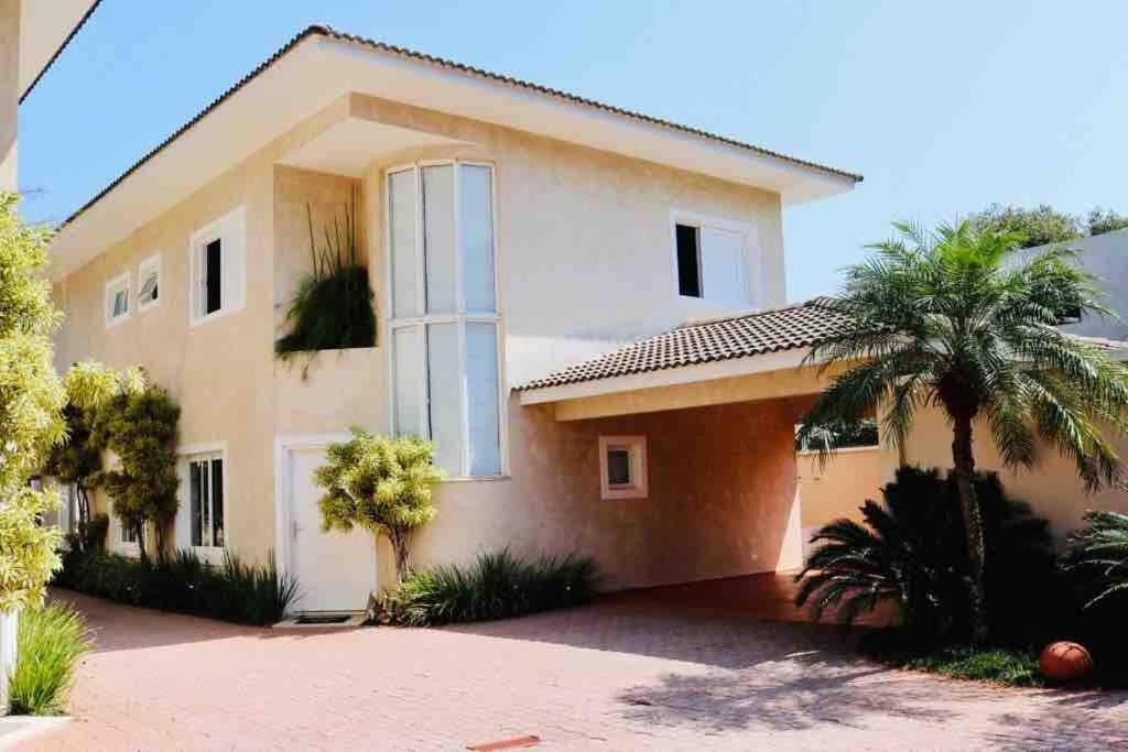 Casa alto padrão, condomínio pé na areia