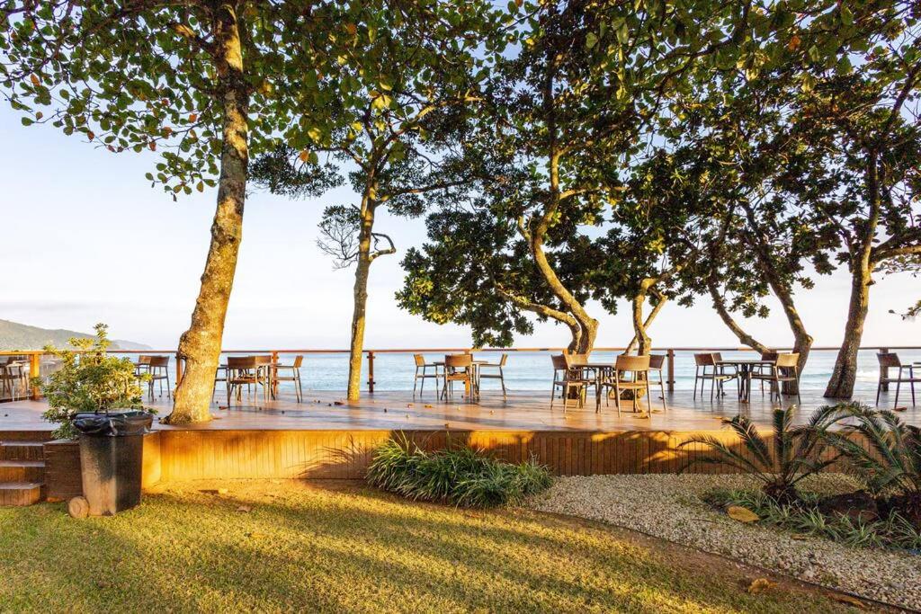Casa alto padrão, condomínio pé na areia