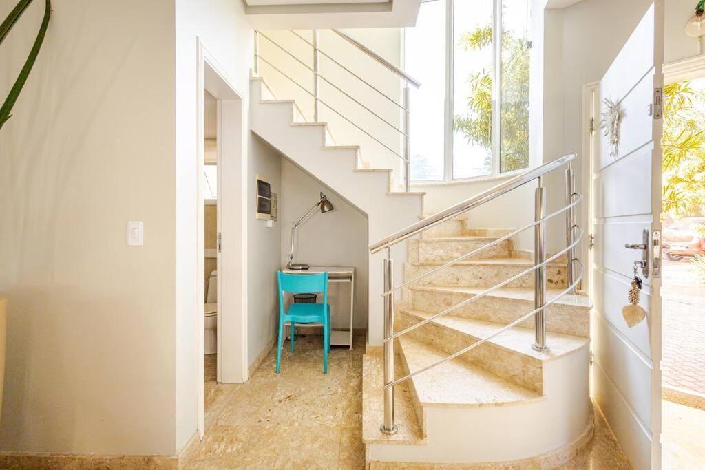 Casa alto padrão, condomínio pé na areia