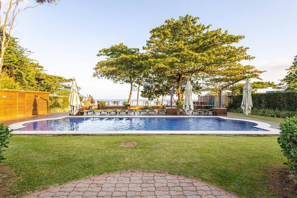 Casa alto padrão, condomínio pé na areia