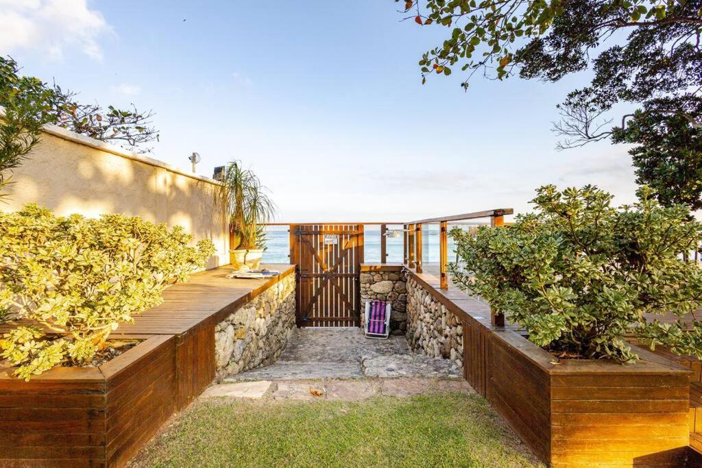 Casa alto padrão, condomínio pé na areia