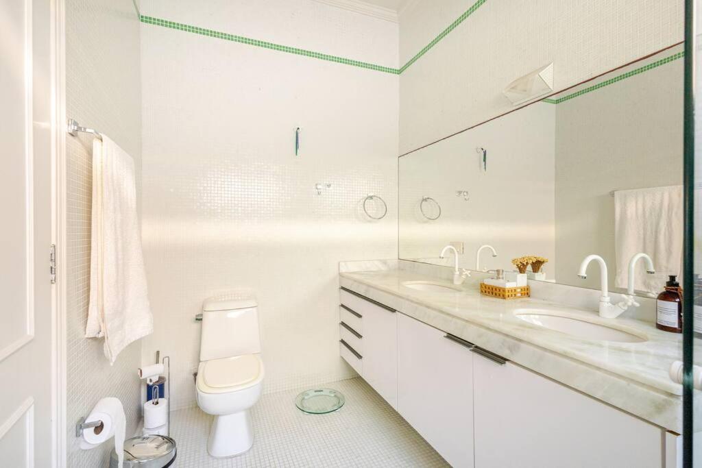 Casa alto padrão, condomínio pé na areia