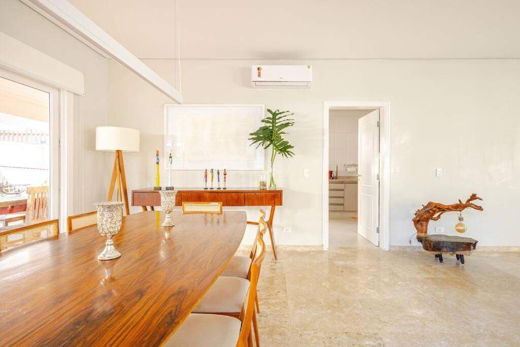 Casa alto padrão, condomínio pé na areia
