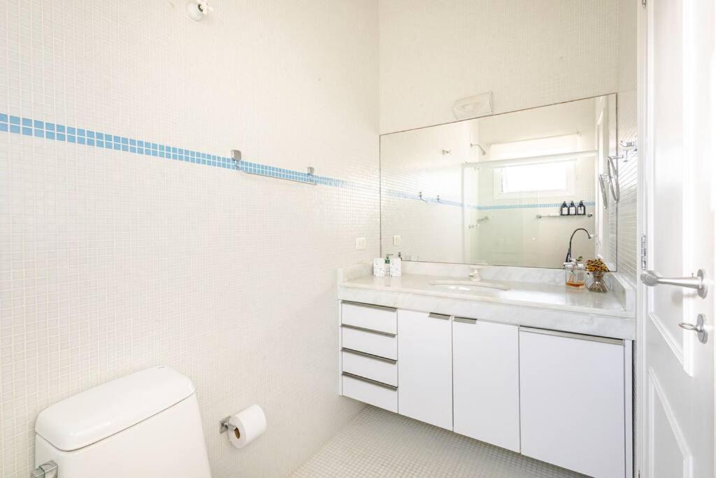 Casa alto padrão, condomínio pé na areia