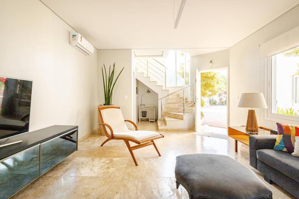 Casa alto padrão, condomínio pé na areia