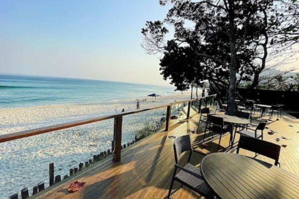 Casa alto padrão, condomínio pé na areia