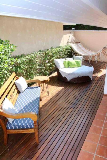 Casa alto padrão, condomínio pé na areia