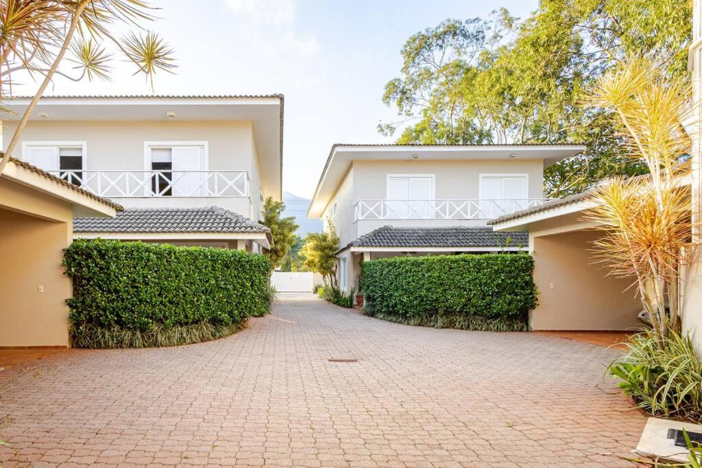 Casa alto padrão, condomínio pé na areia