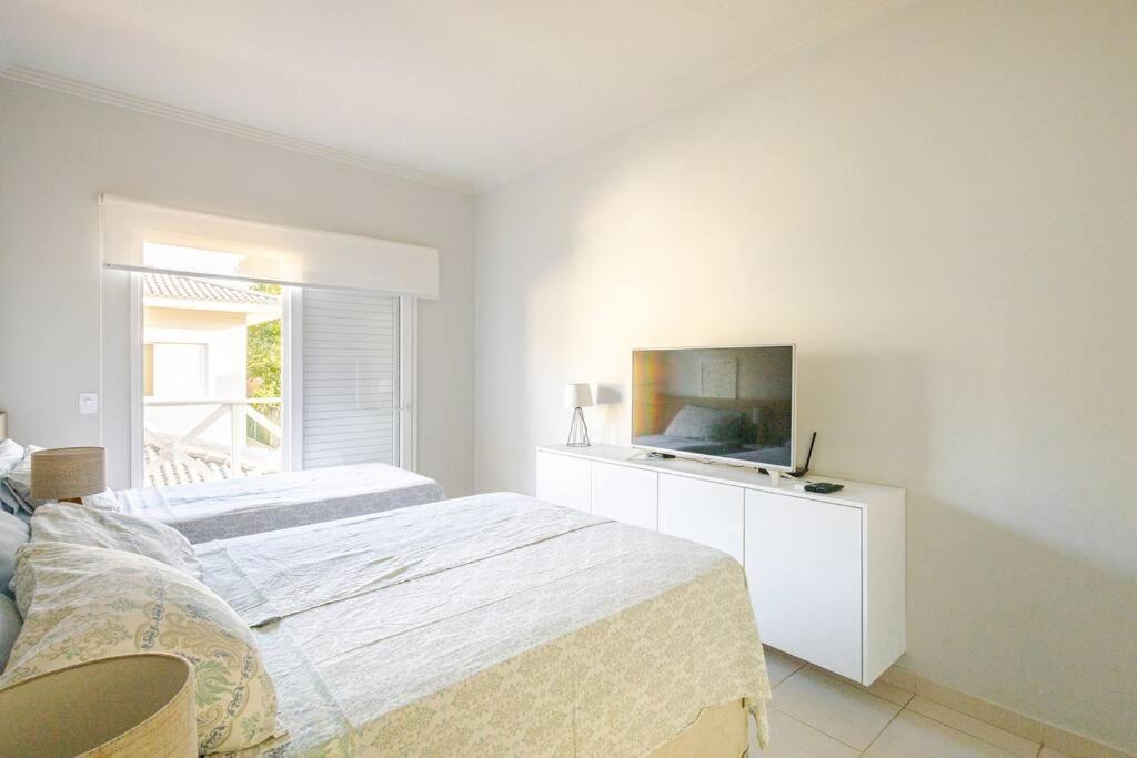 Casa alto padrão, condomínio pé na areia