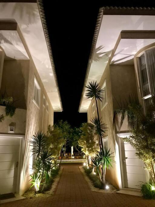 Casa alto padrão, condomínio pé na areia