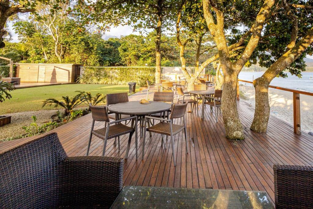 Casa alto padrão, condomínio pé na areia