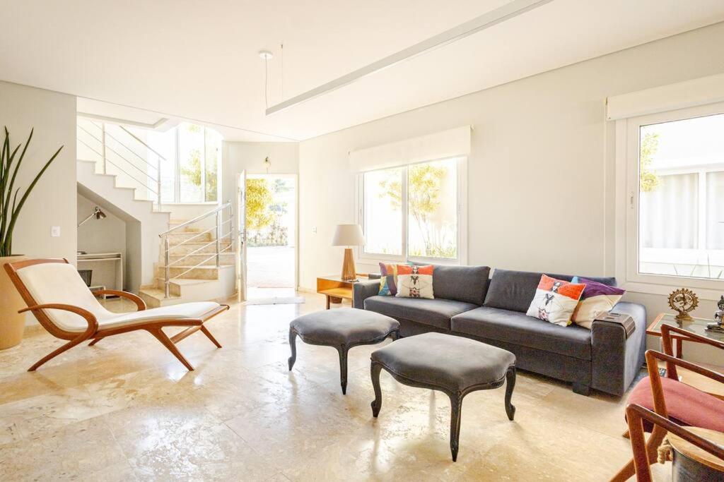 Casa alto padrão, condomínio pé na areia