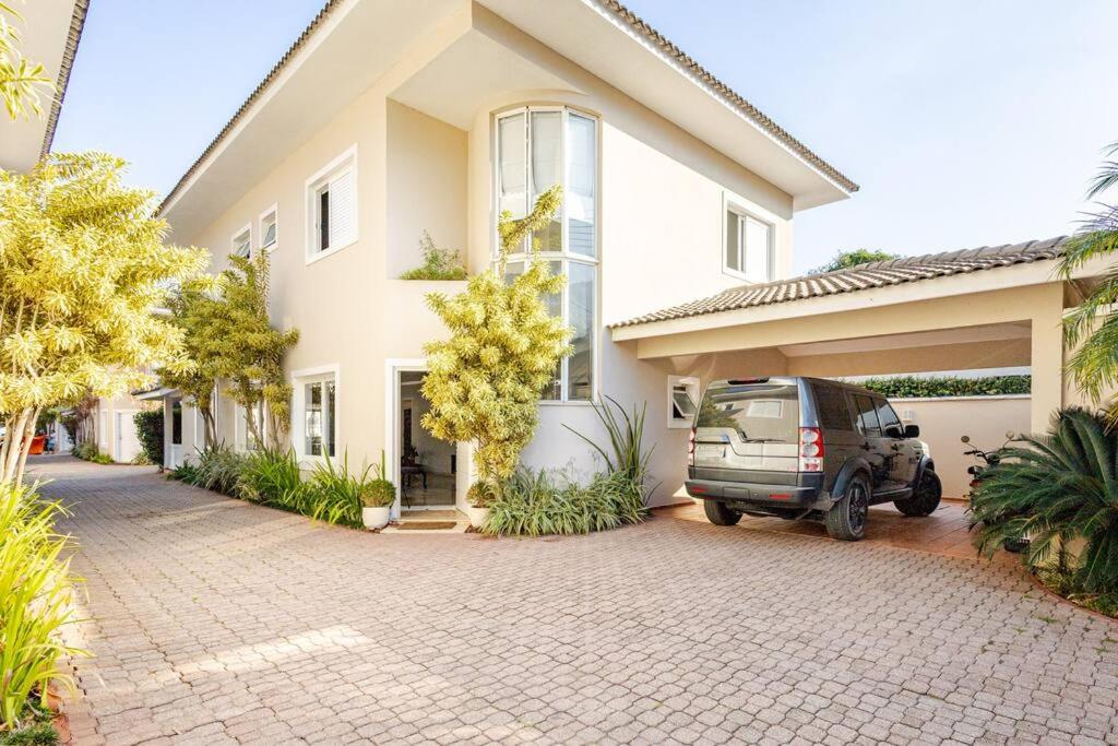 Casa alto padrão, condomínio pé na areia