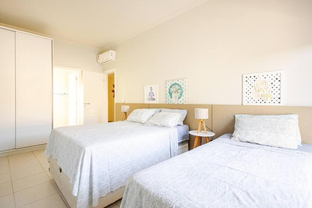 Casa alto padrão, condomínio pé na areia
