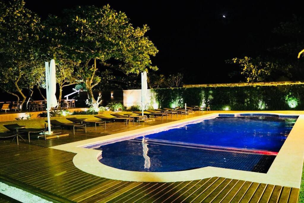Casa alto padrão, condomínio pé na areia