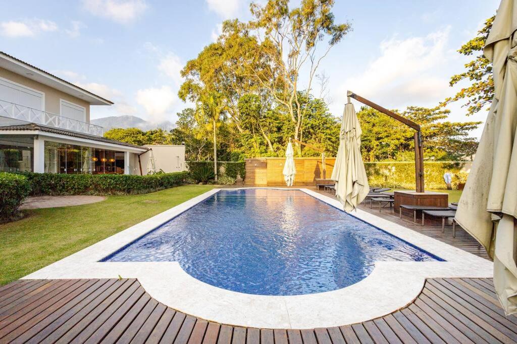 Casa alto padrão, condomínio pé na areia