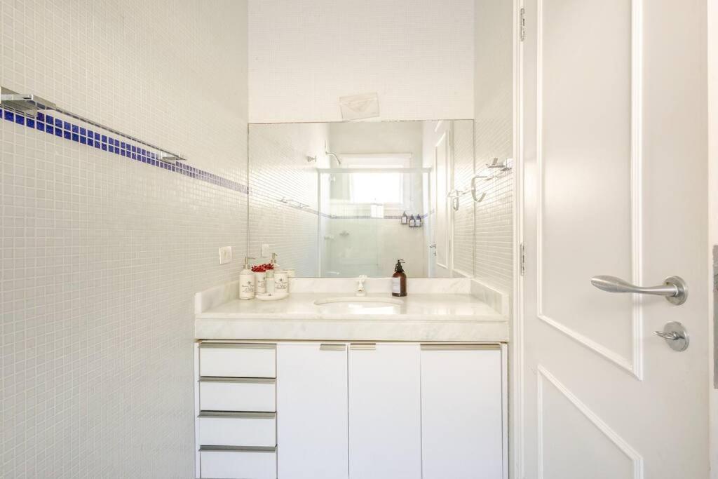 Casa alto padrão, condomínio pé na areia