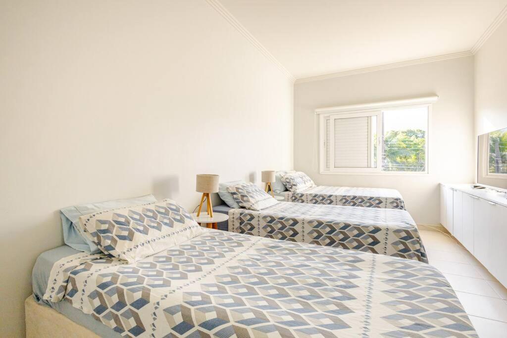 Casa alto padrão, condomínio pé na areia
