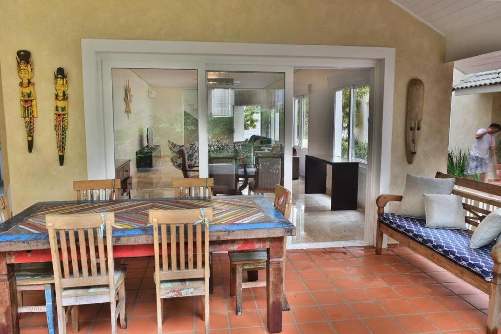Casa alto padrão, condomínio pé na areia