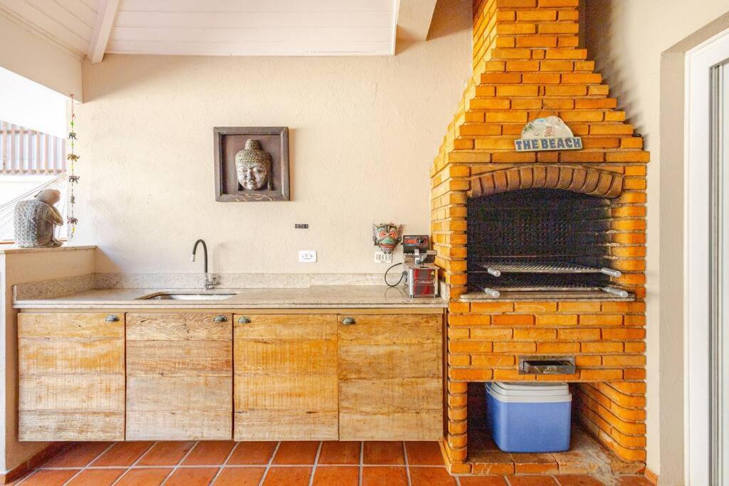 Casa alto padrão, condomínio pé na areia