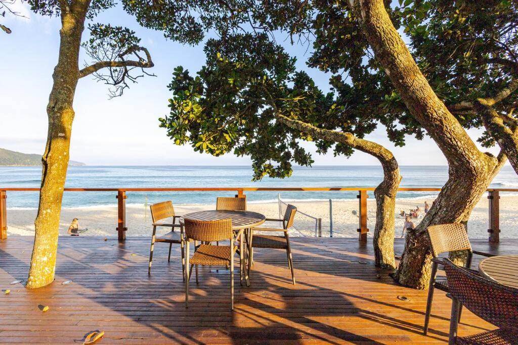 Casa alto padrão, condomínio pé na areia