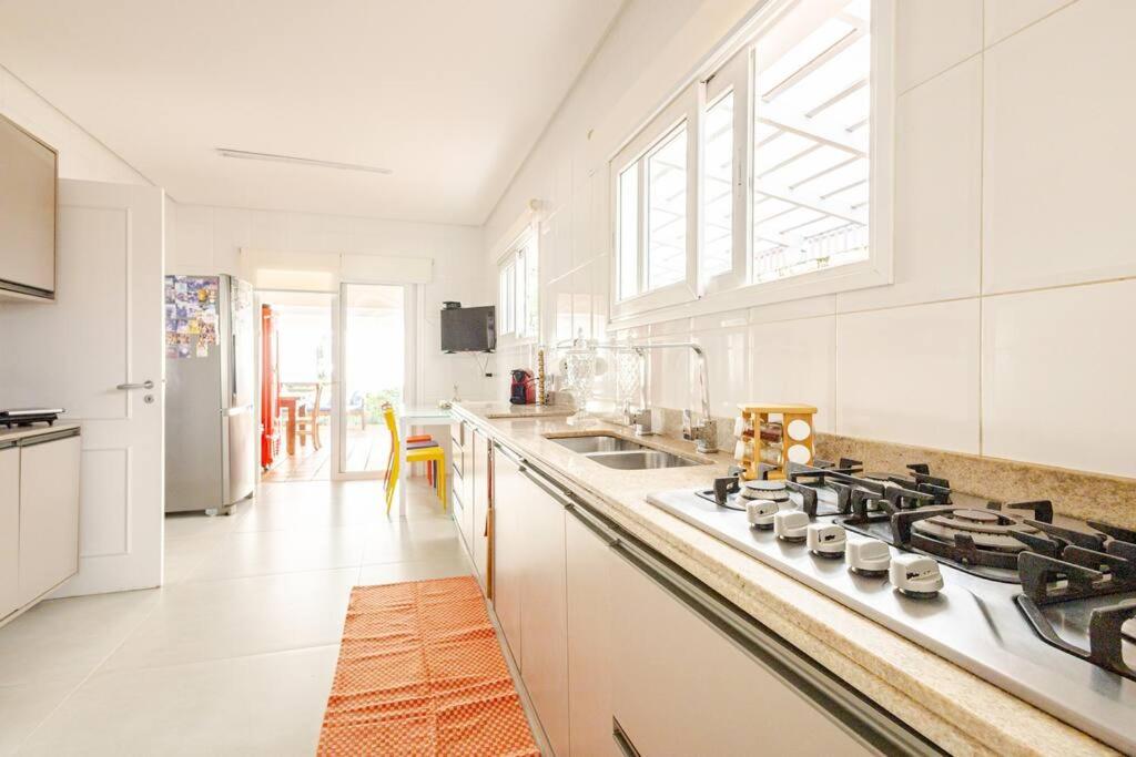 Casa alto padrão, condomínio pé na areia