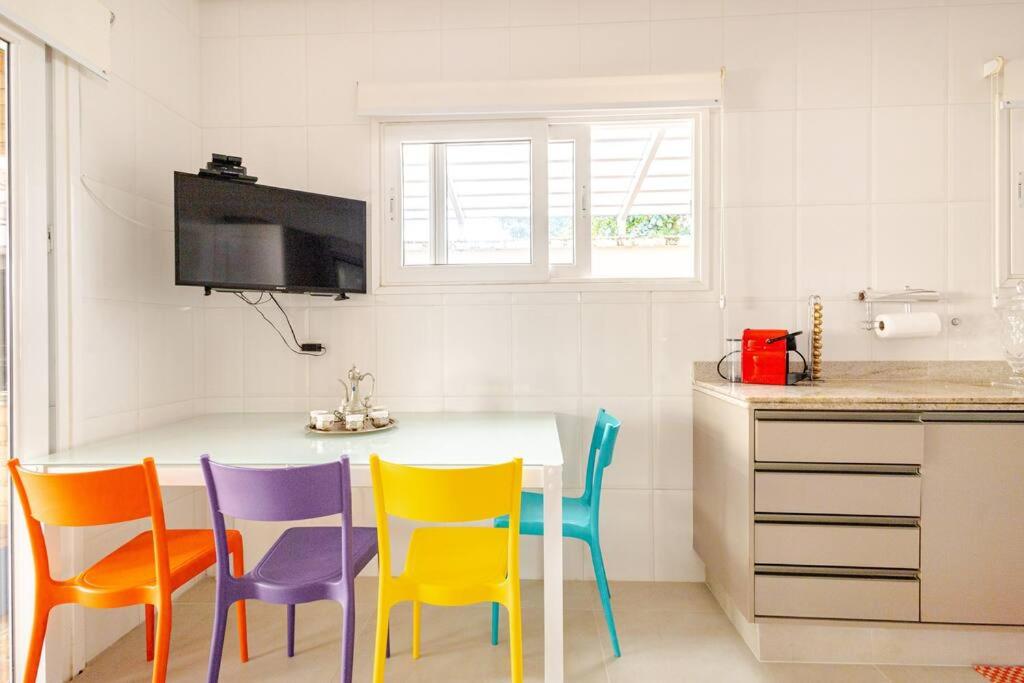 Casa alto padrão, condomínio pé na areia