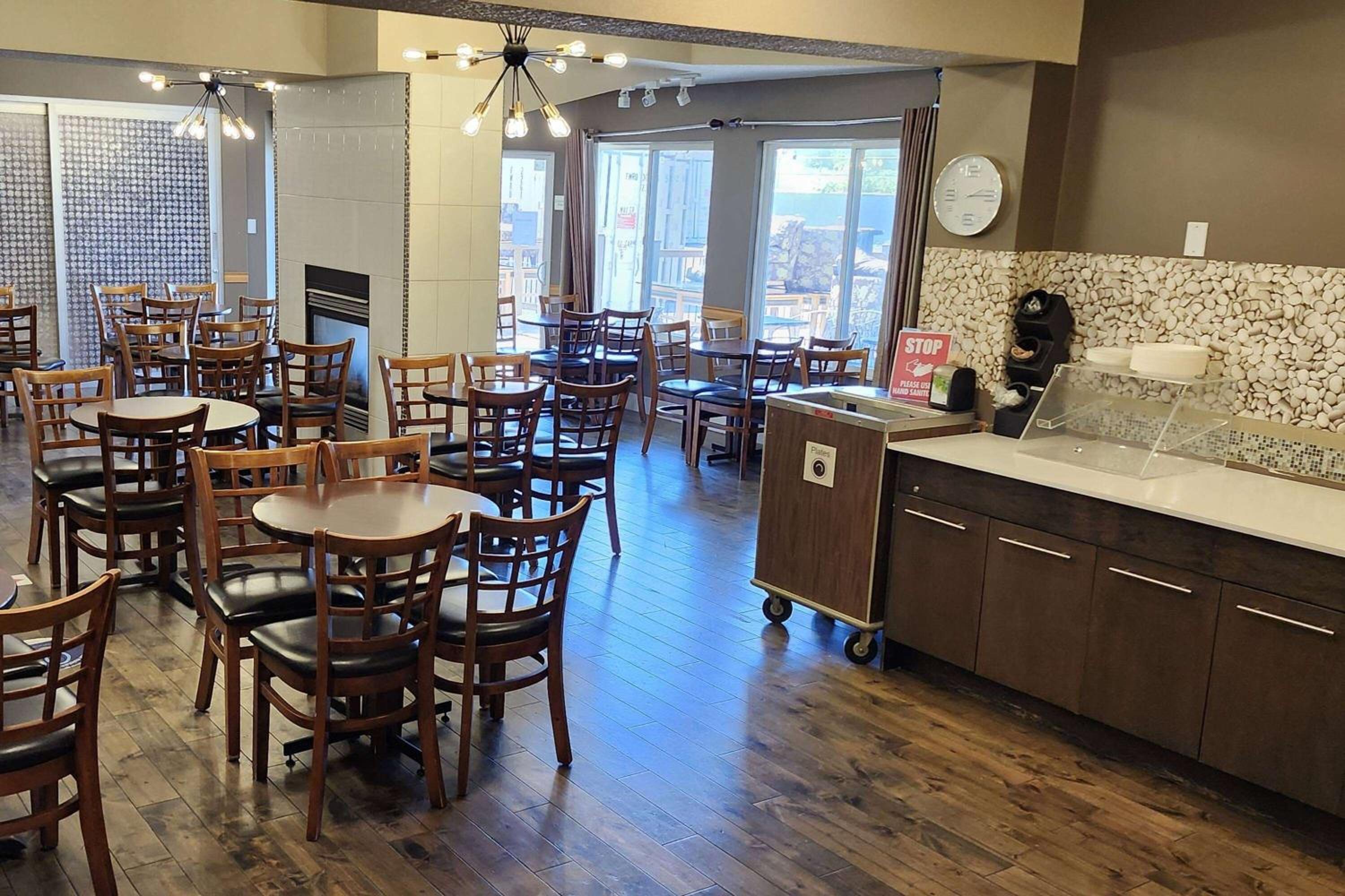 Parksville Vacations - Travelodge by Wyndham Parksville - Property Image 3