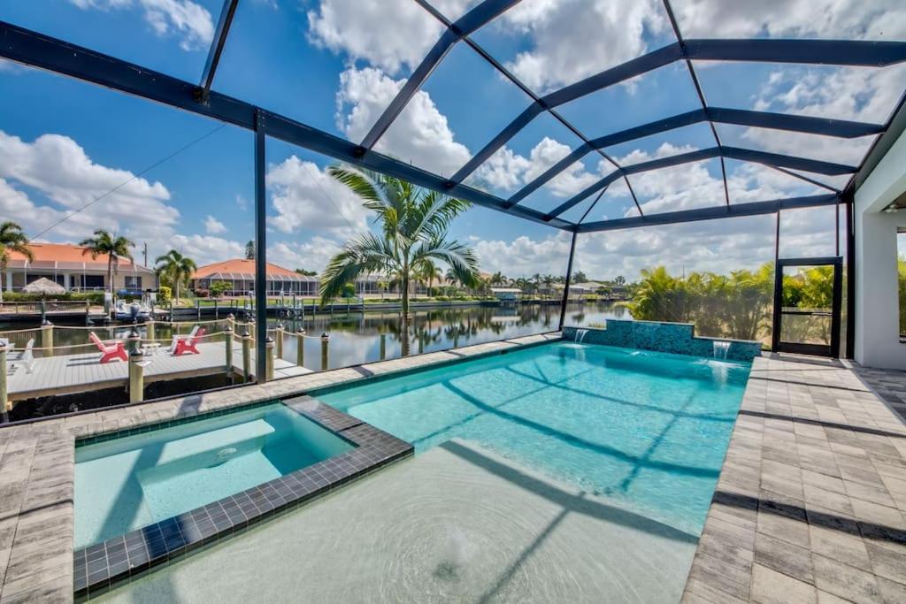 CoralVilla Perfection - luxurious, sun deck on water, pool, spa view 2