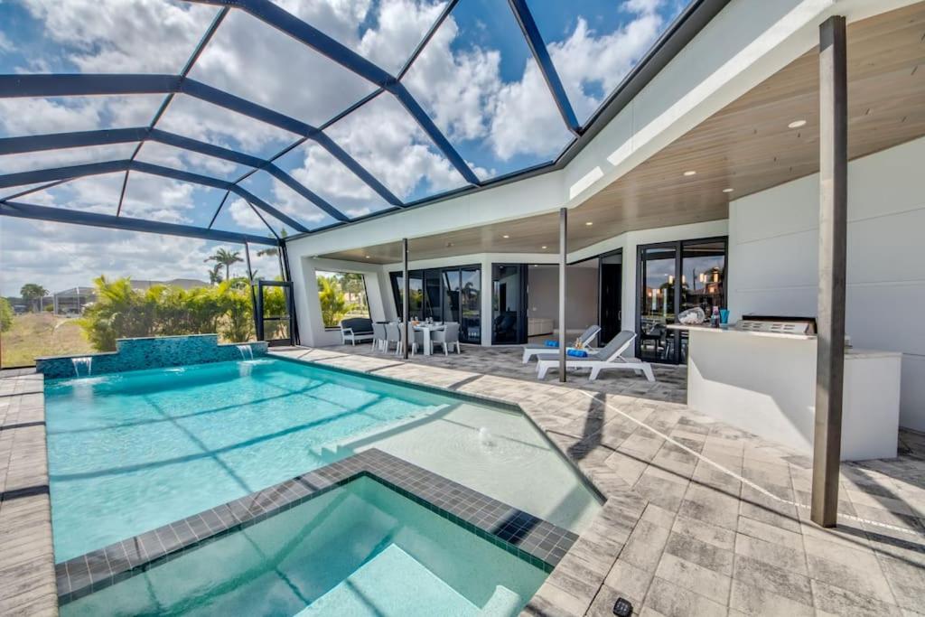 CoralVilla Perfection - luxurious, sun deck on water, pool, spa view 4