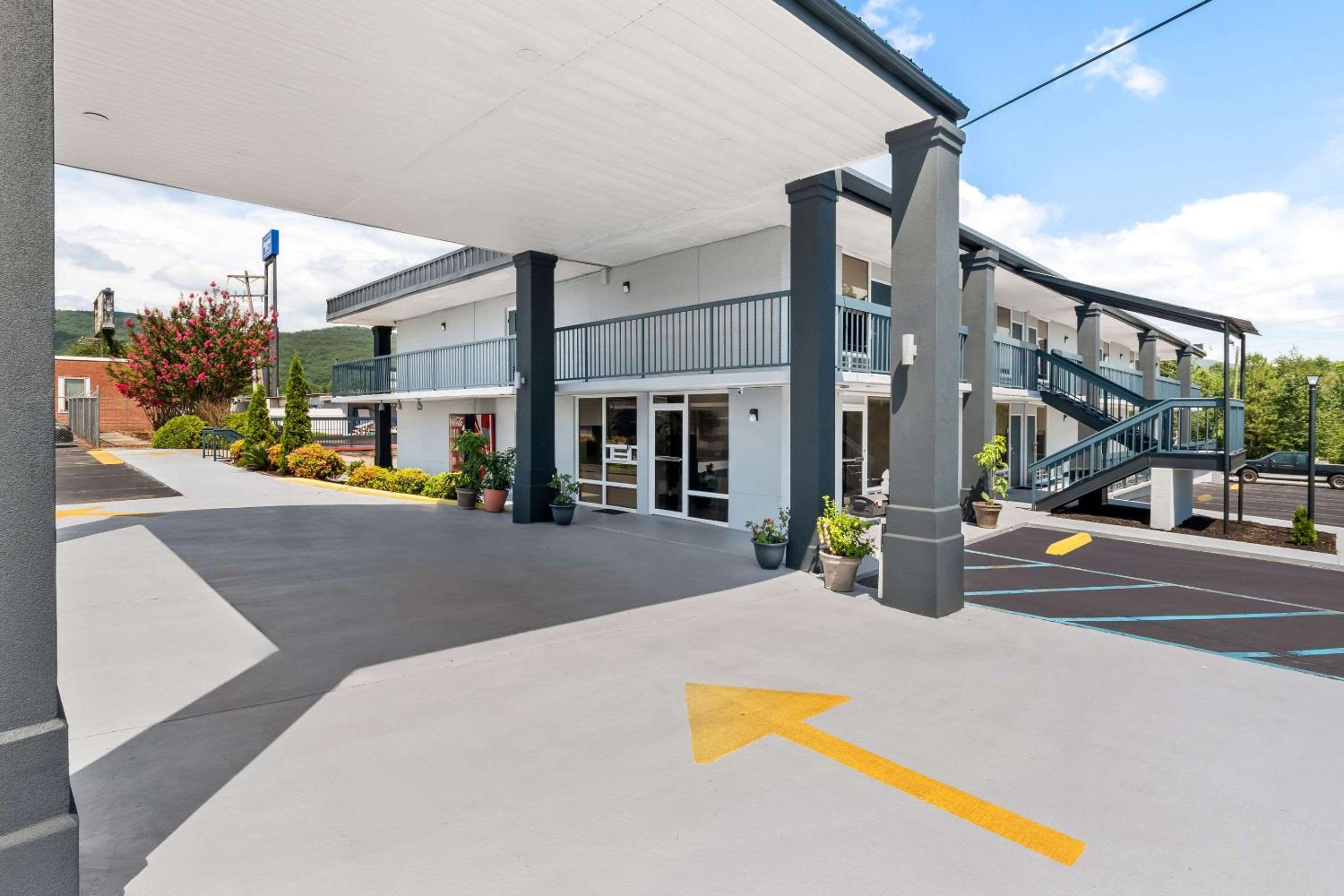 Rodeway Inn Dalton South view 3