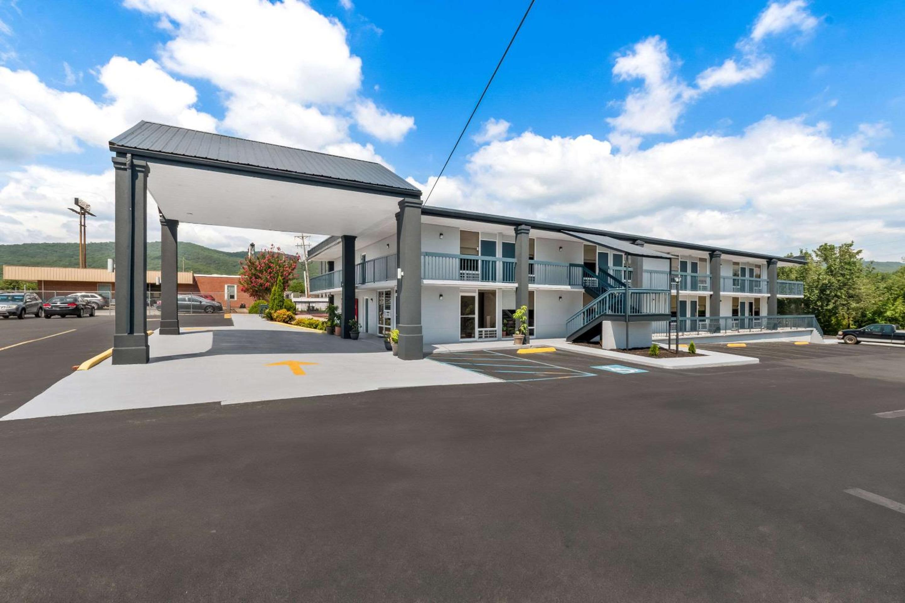 Rodeway Inn Dalton South view 4