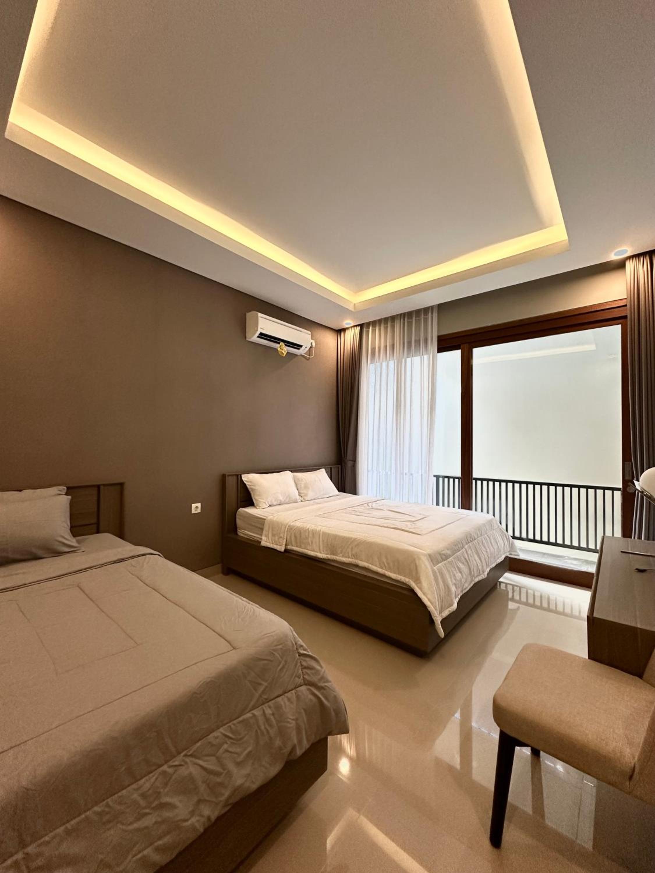 Classy new 5 BR villa in Kuta view 5