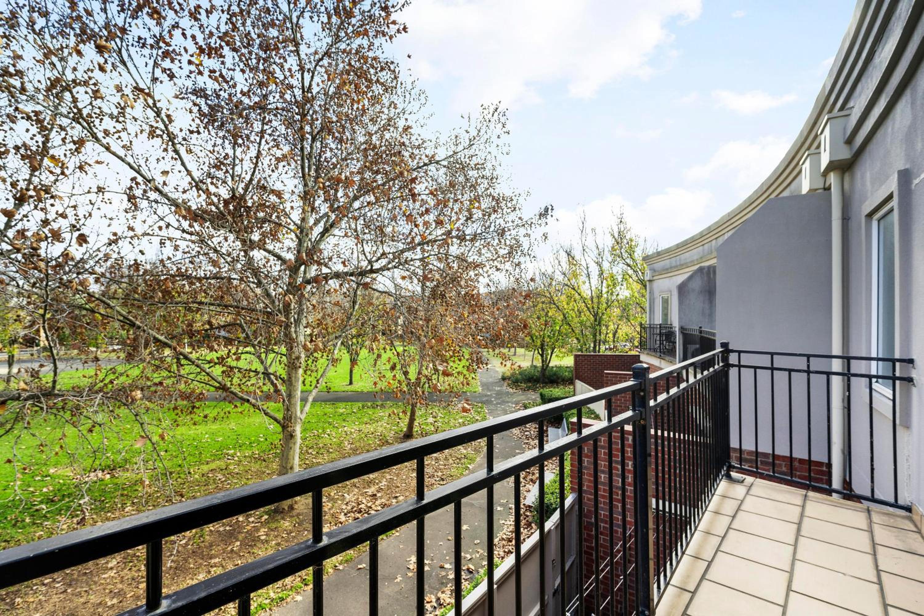 Entire 4 Bedroom Townhouse -sleeps 6/7- All yours