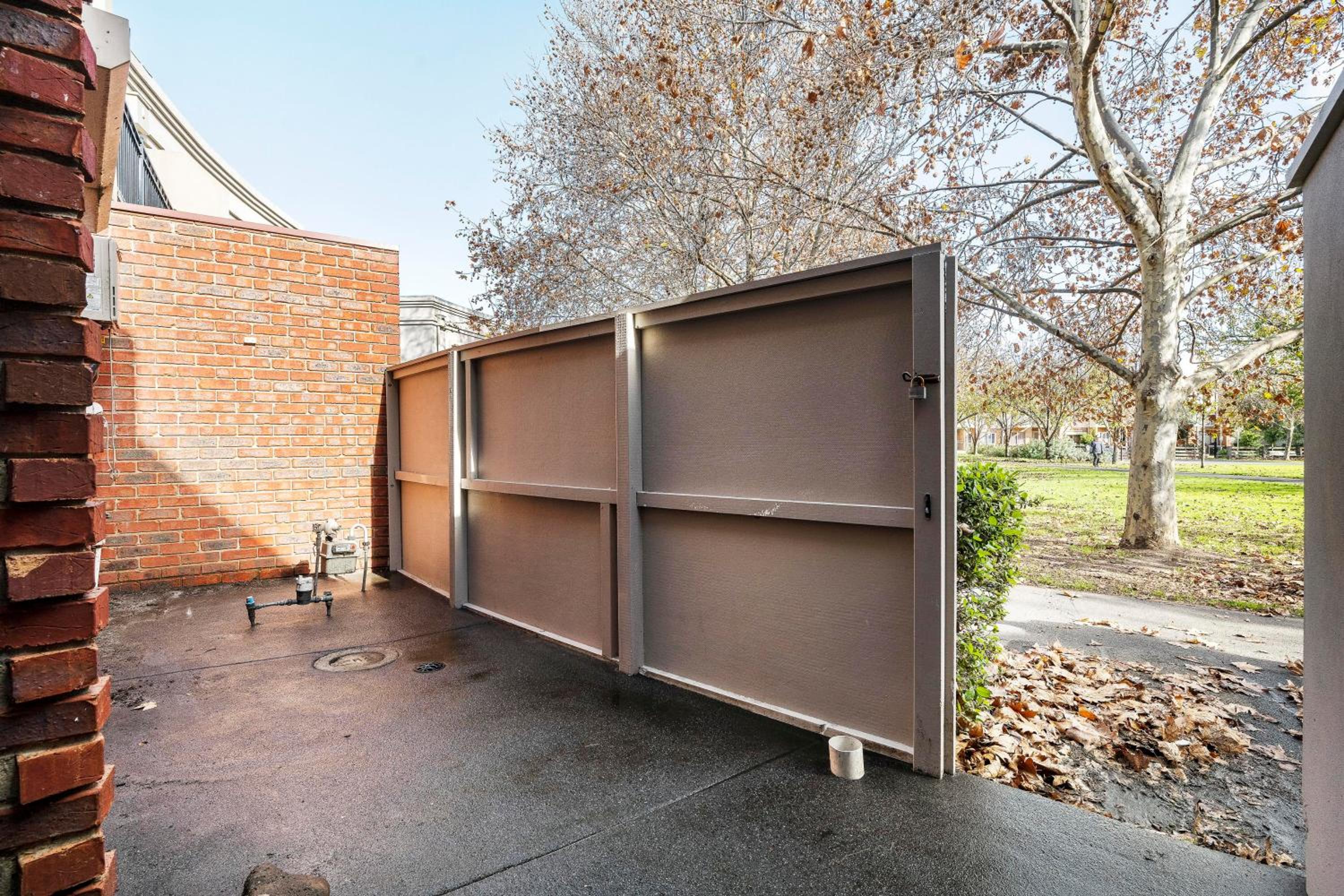 Entire 4 Bedroom Townhouse -sleeps 6/7- All yours