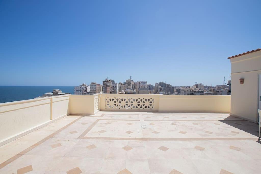 Rooftop Beachfront Apartment