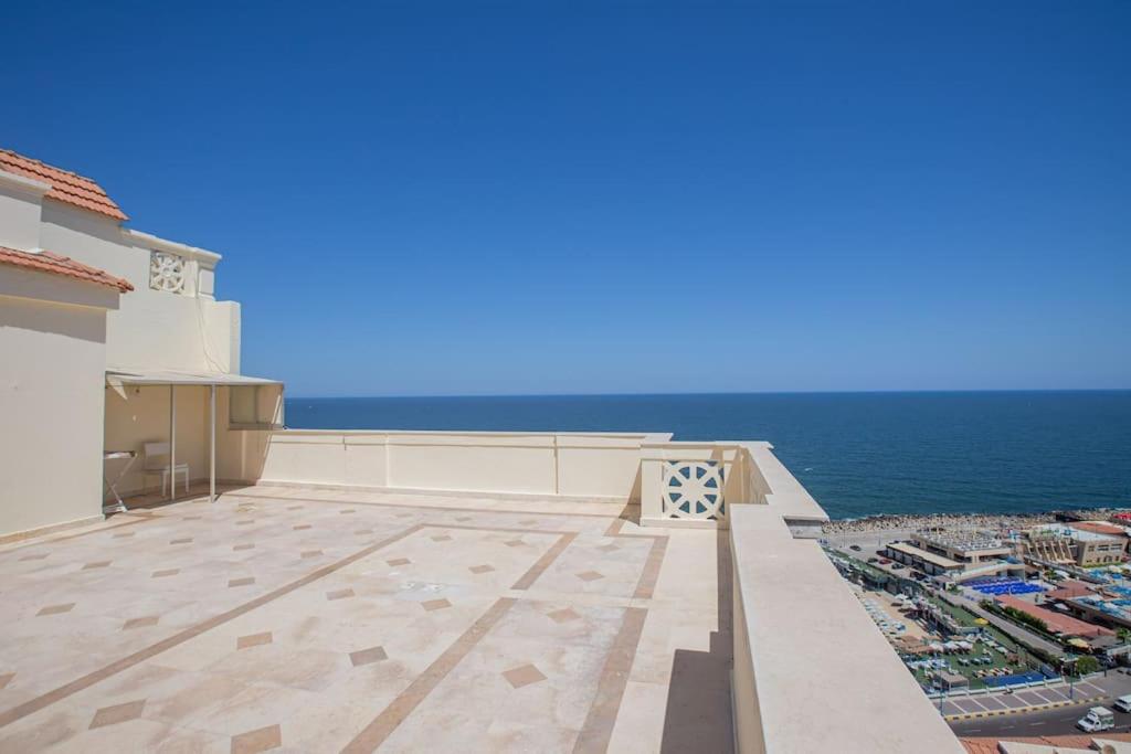 Rooftop Beachfront Apartment