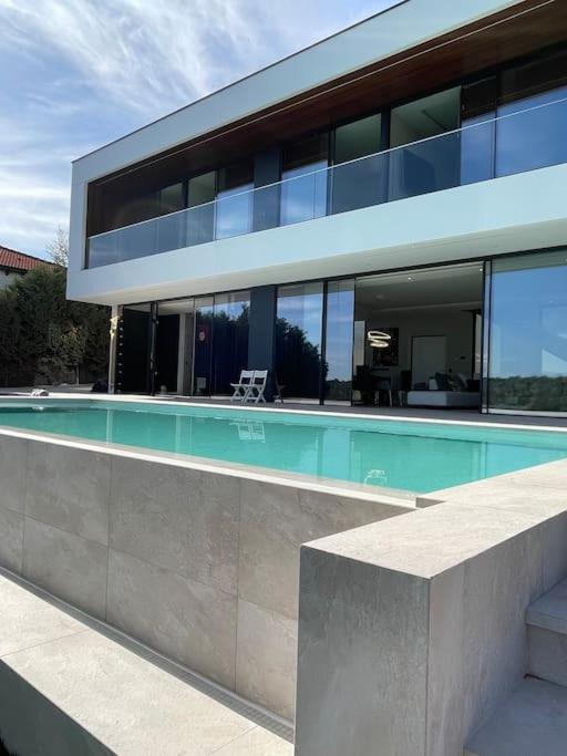 Villa exclusiva con piscina!