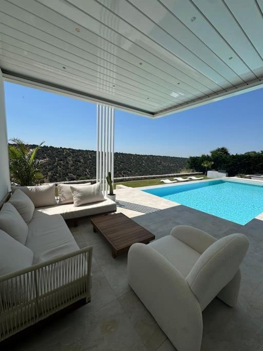 Villa exclusiva con piscina!