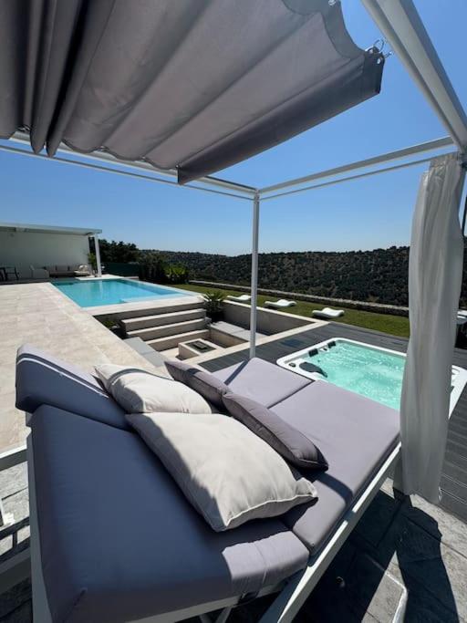 Villa exclusiva con piscina!
