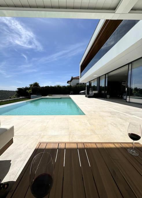 Villa exclusiva con piscina!