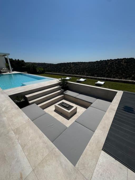 Villa exclusiva con piscina!