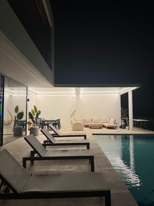 Villa exclusiva con piscina!