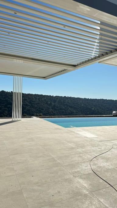 Villa exclusiva con piscina!